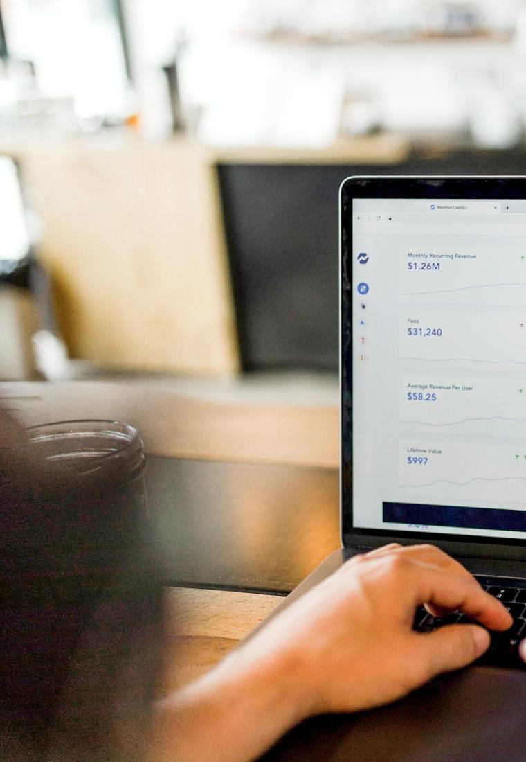 Dashboard con las ventas del negocio en una laptop