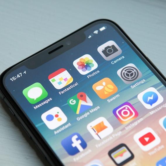 Celular lleno de aplicaciones de mensajes con notificaciones
